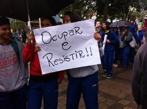 Estudantes protestam em Maringá por causa da merenda das escolas estaduais